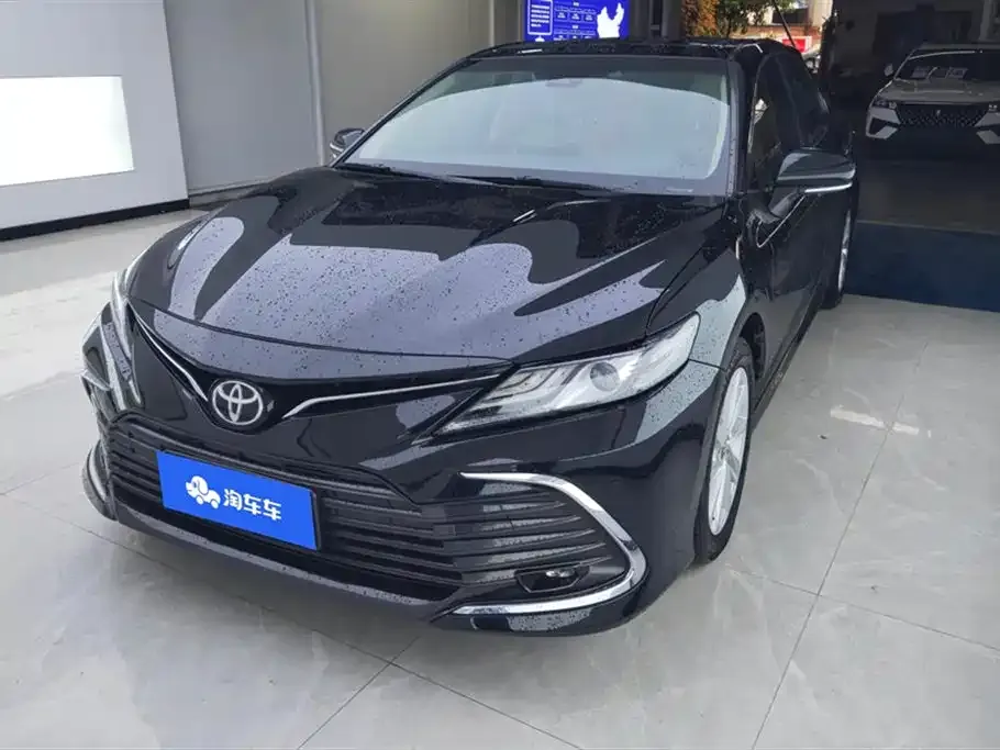 Toyota Camry — фото 1