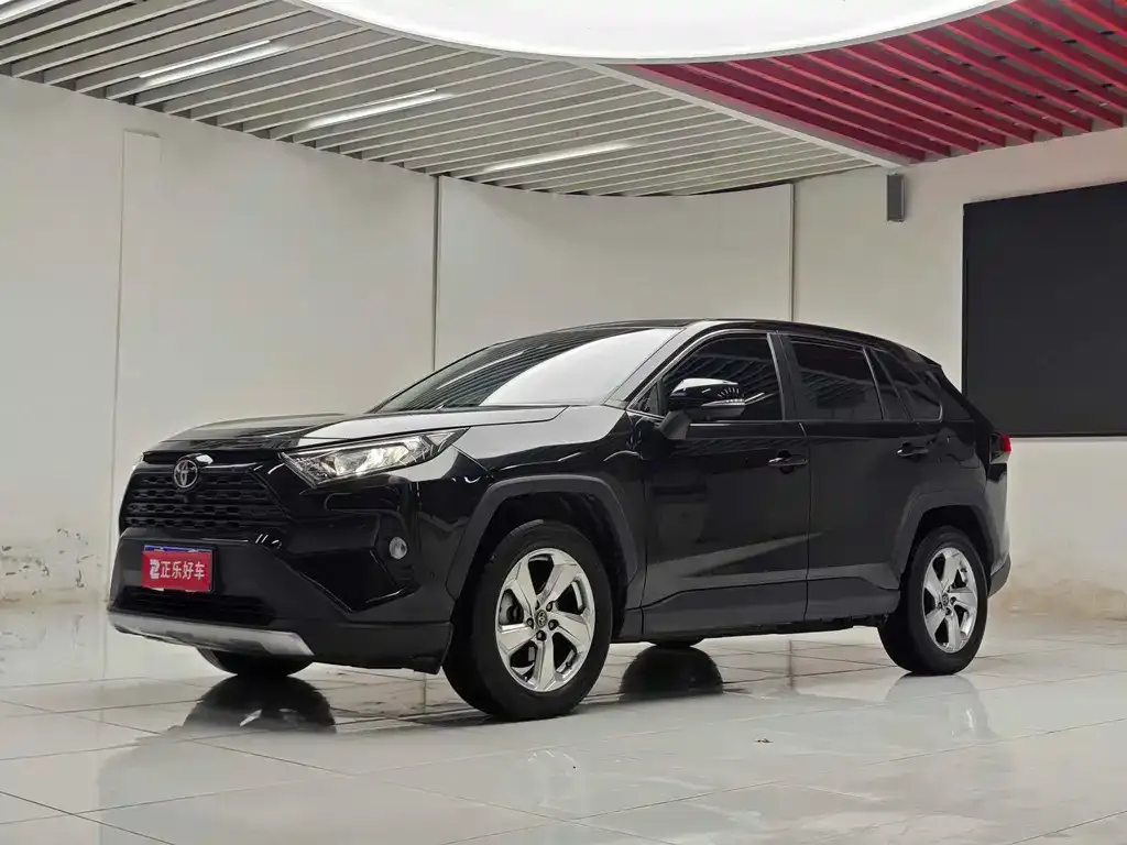 Toyota RAV4 — фото 1