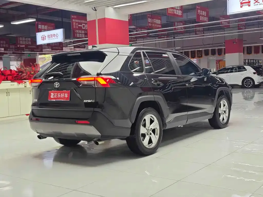 Toyota RAV4 — фото 10