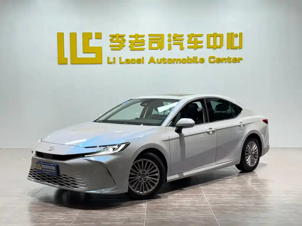 Toyota Camry — фото 1