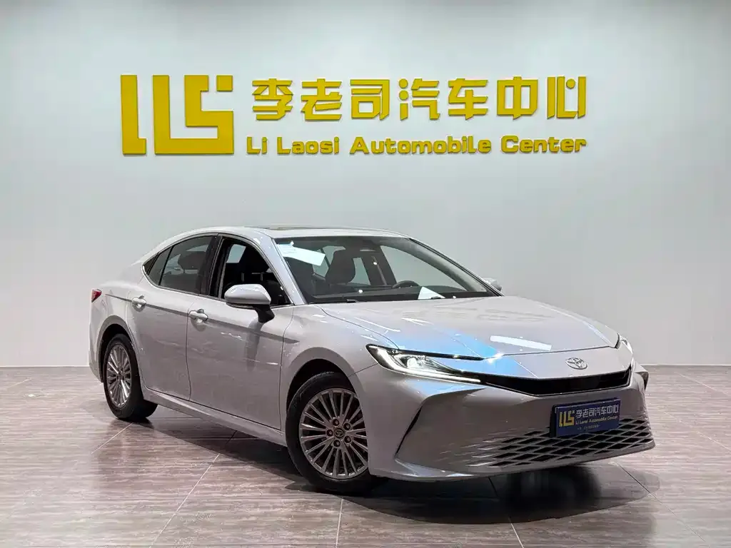 Toyota Camry — фото 5