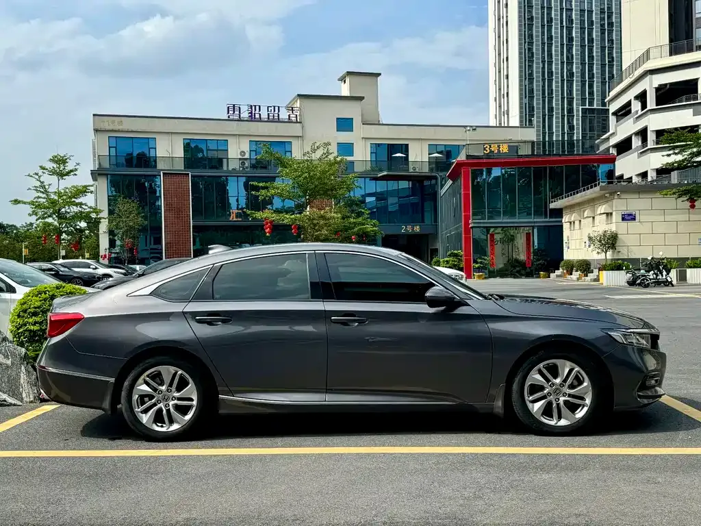 Honda Accord — фото 8