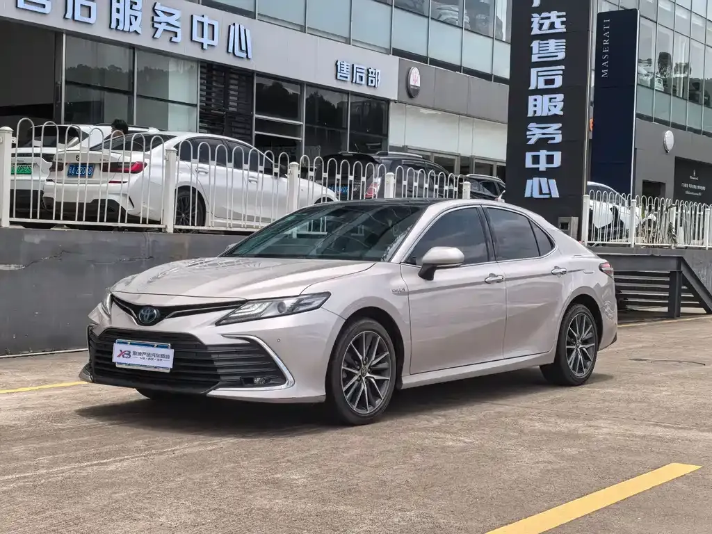 Toyota Camry — фото 1