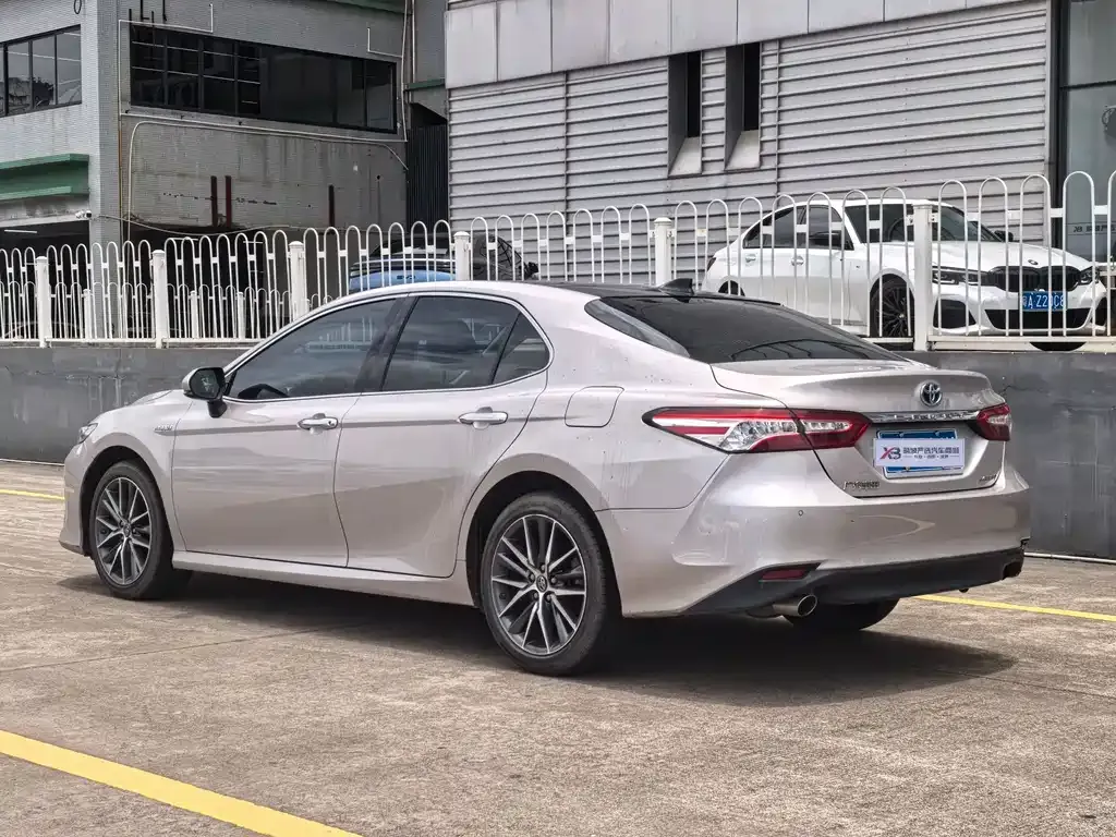 Toyota Camry — фото 9