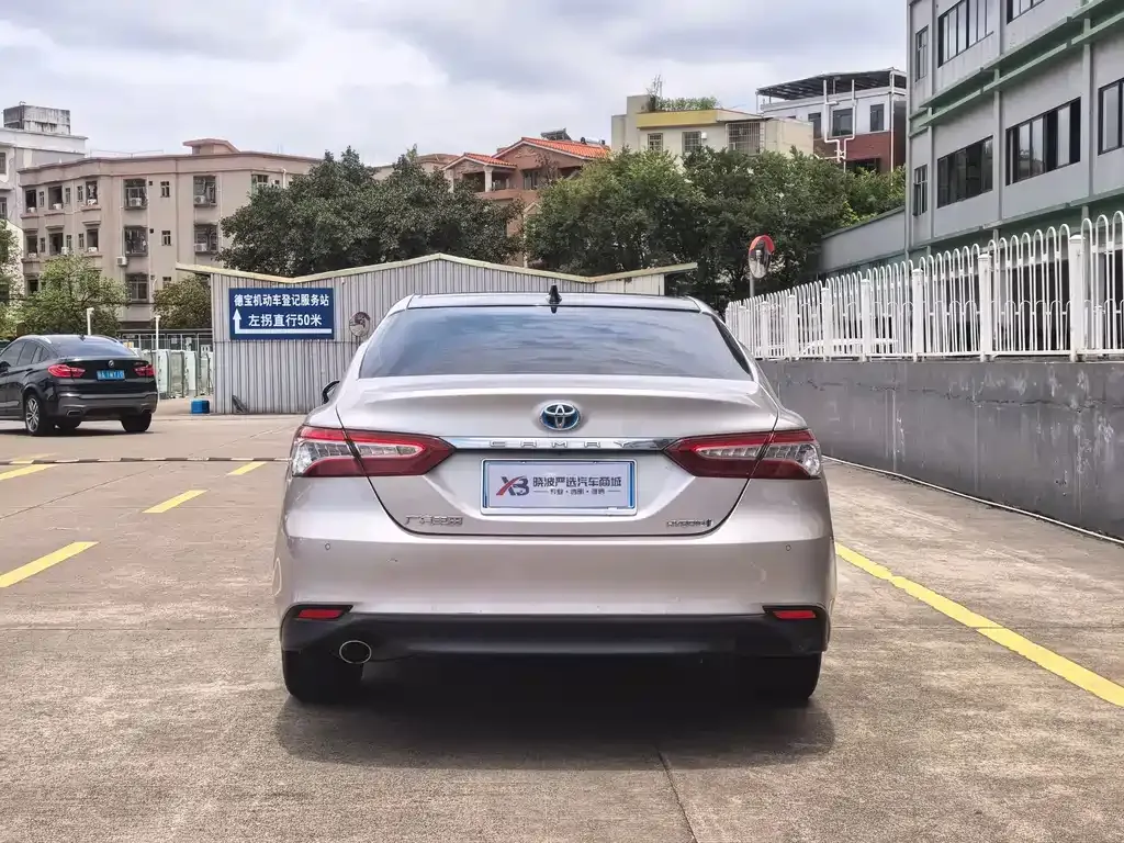 Toyota Camry — фото 10