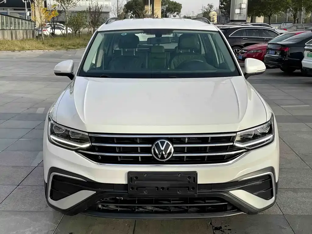 Volkswagen Tiguan L — фото 5