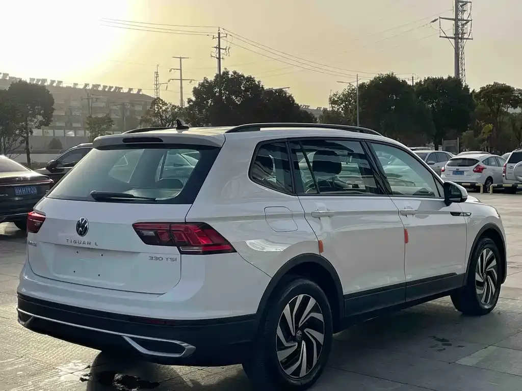 Volkswagen Tiguan L — фото 10