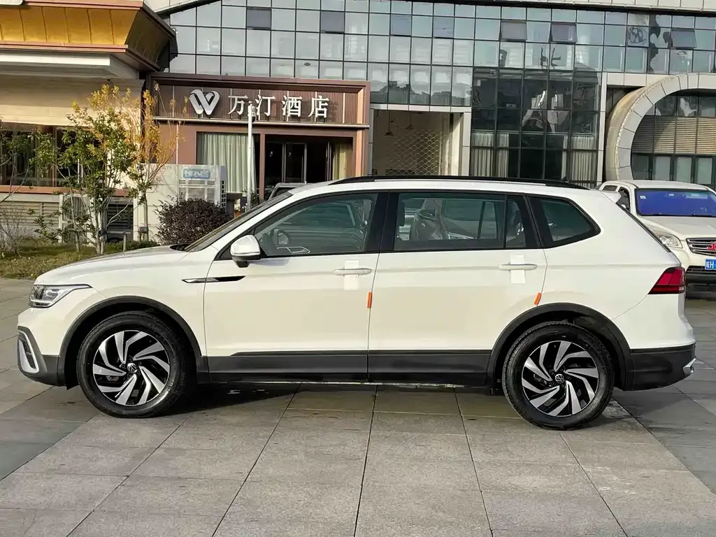 Volkswagen Tiguan L — фото 9