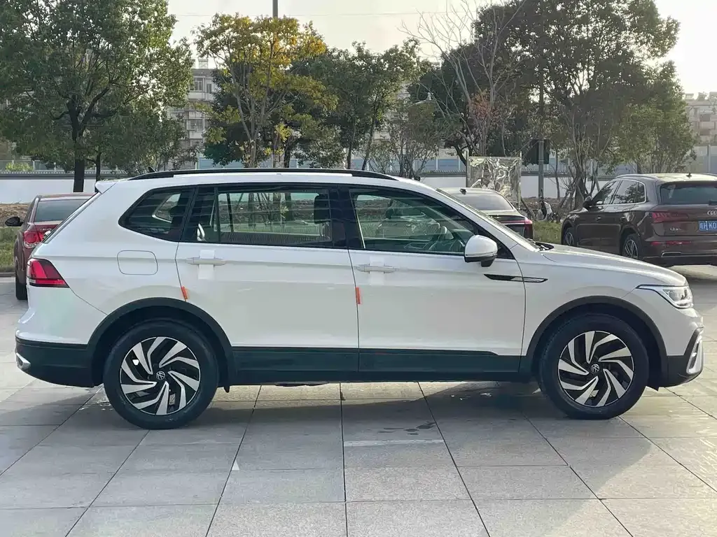 Volkswagen Tiguan L — фото 8