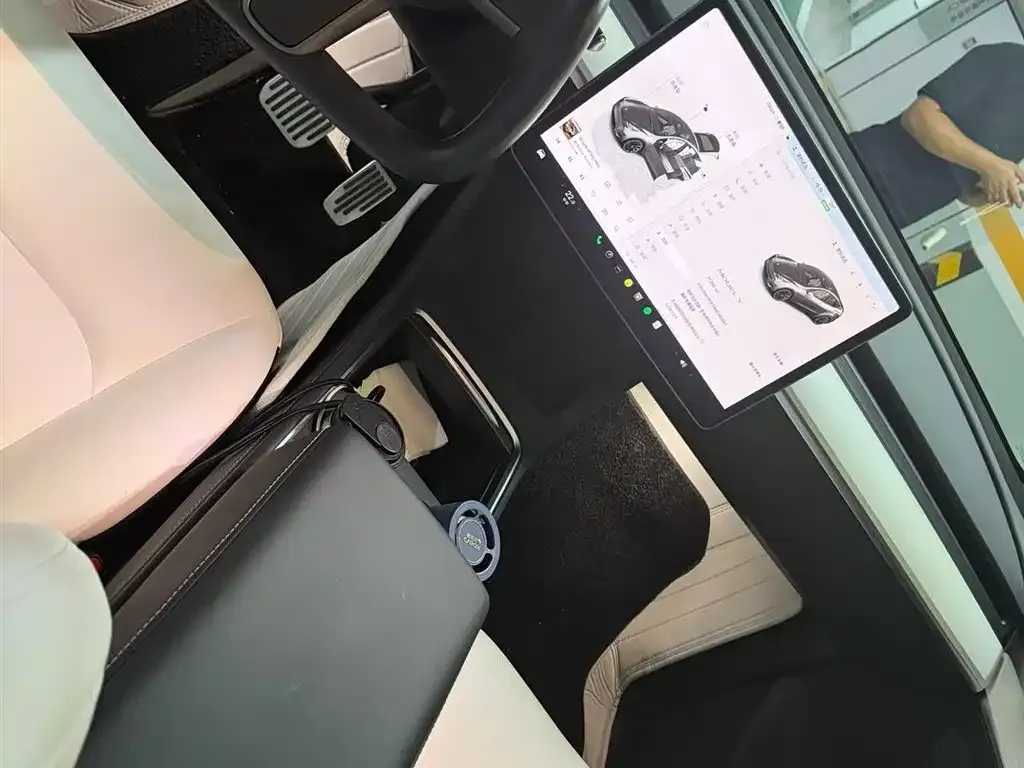 Tesla Model Y — фото 4