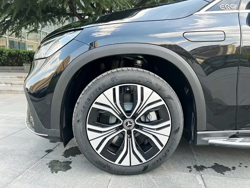 Mercedes-Benz EQE SUV — фото 6