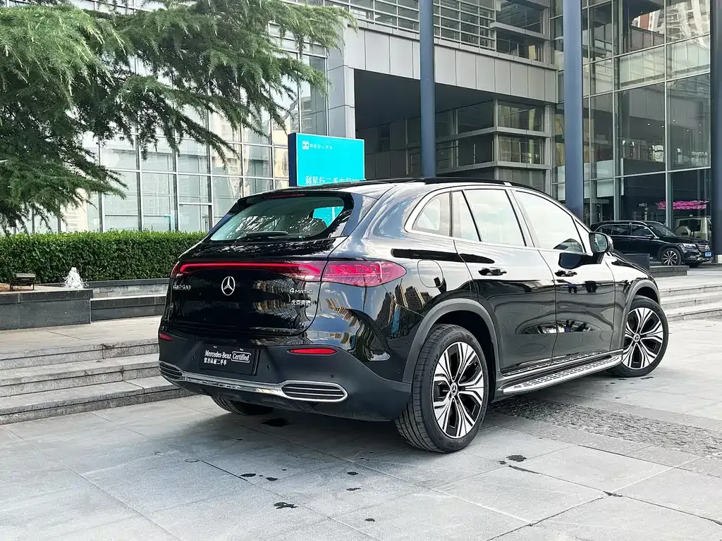 Mercedes-Benz EQE SUV — фото 10