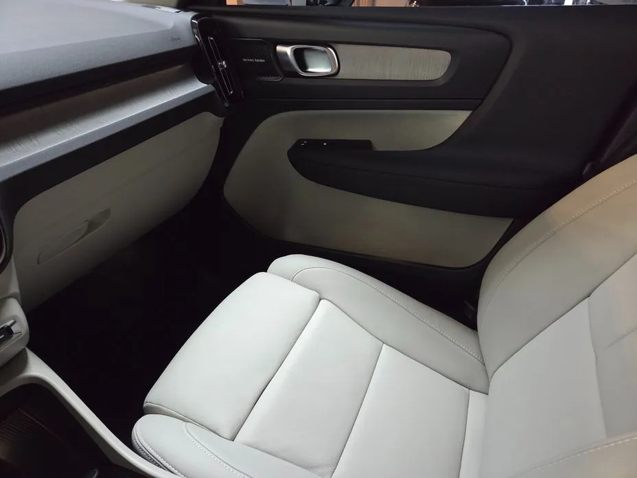 Volvo XC40 2026 из KR, фото 2