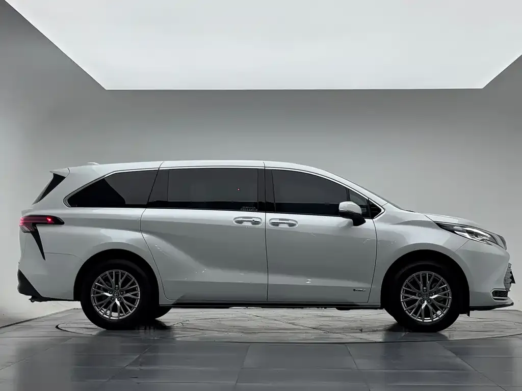 Toyota Sienna — фото 2