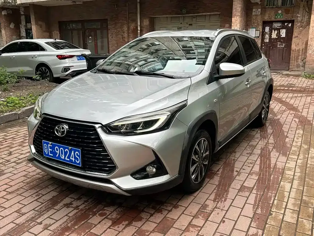 Toyota Yaris L — фото 1