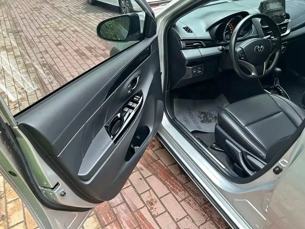 Toyota Yaris L — фото 7