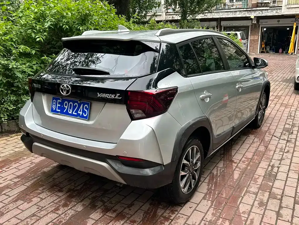 Toyota Yaris L — фото 4