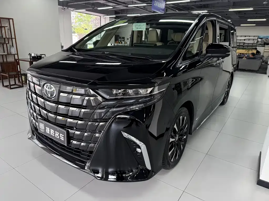 Toyota Alphard — фото 1