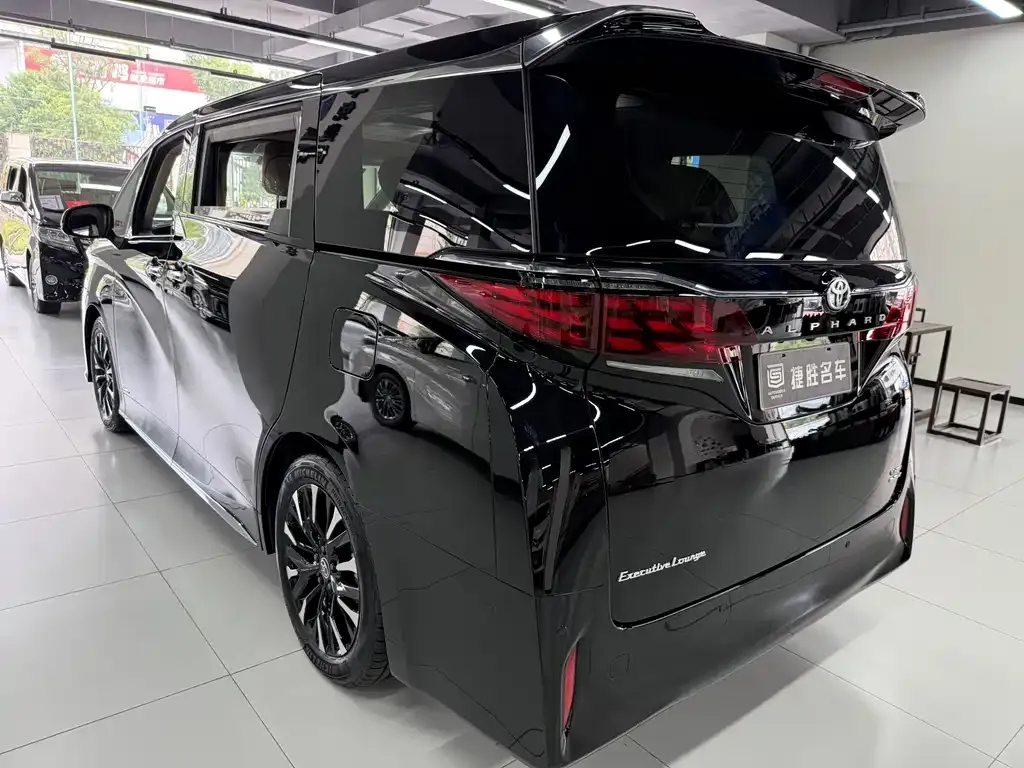 Toyota Alphard — фото 2