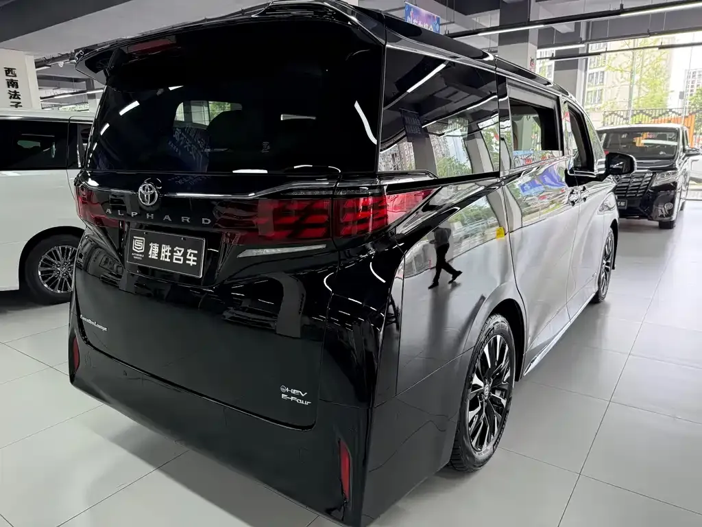Toyota Alphard — фото 10