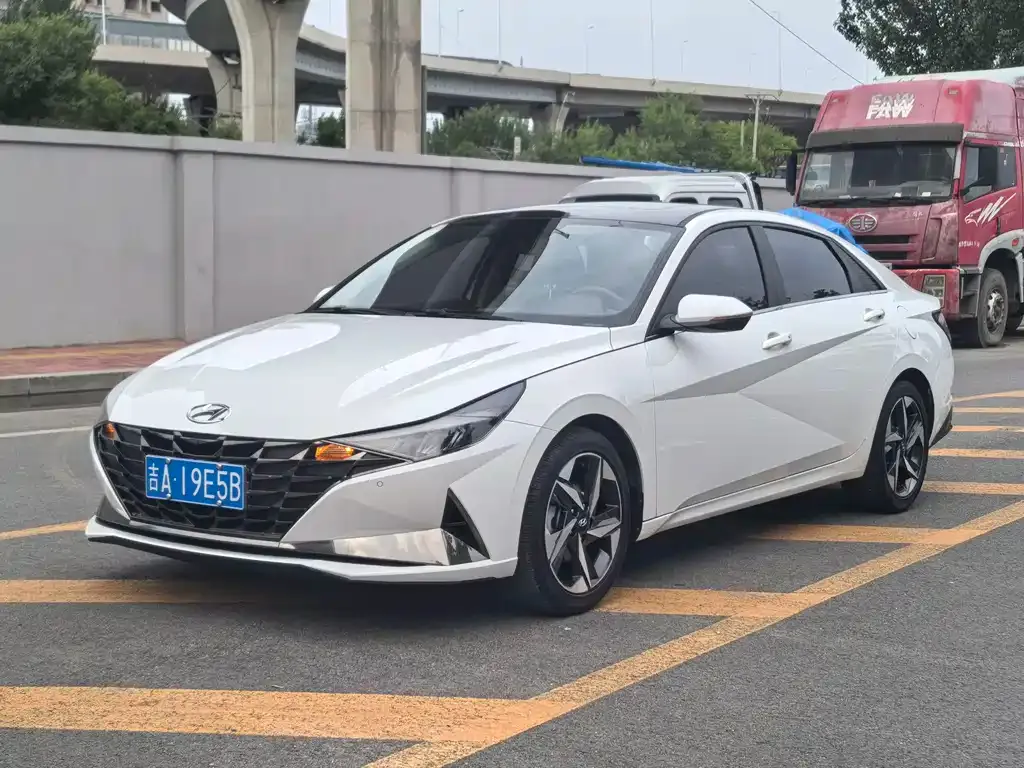 Hyundai Elantra — фото 1