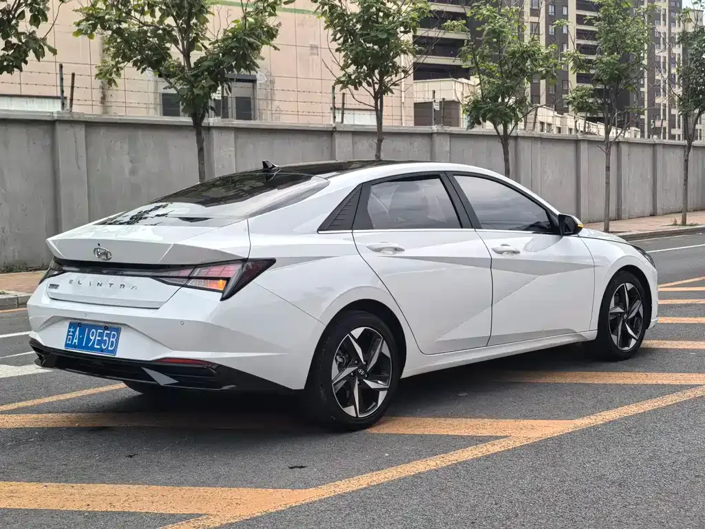 Hyundai Elantra — фото 8