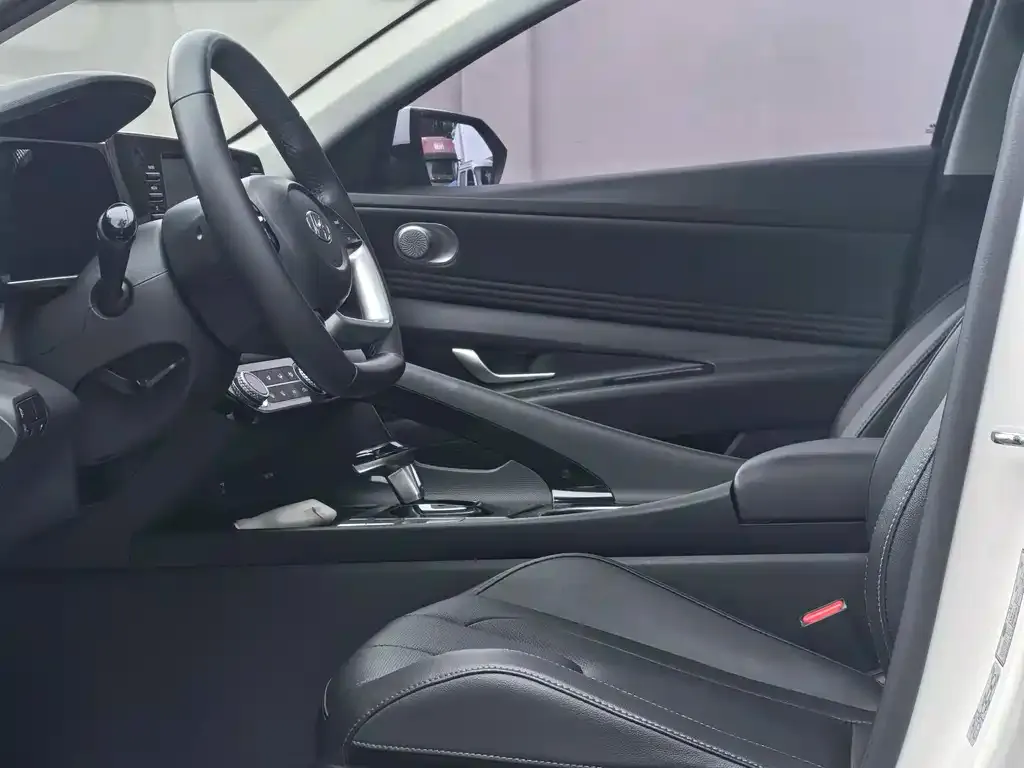Hyundai Elantra — фото 2