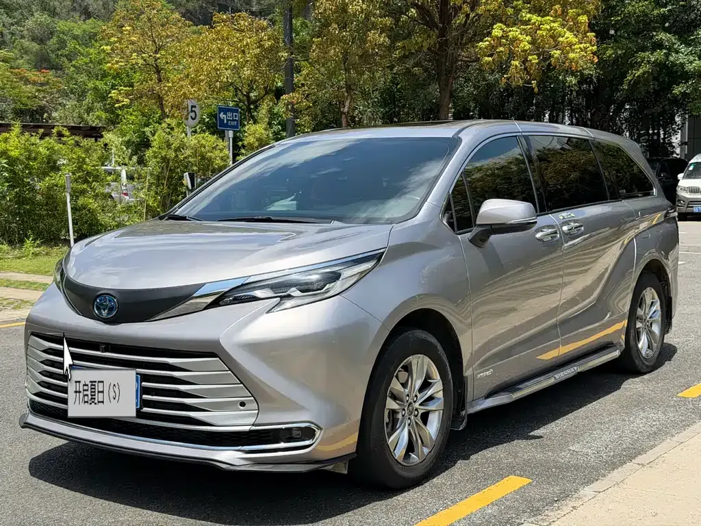 Toyota Sienna — фото 1