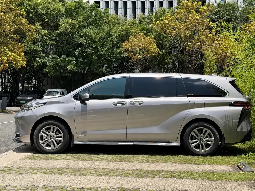 Toyota Sienna — фото 9