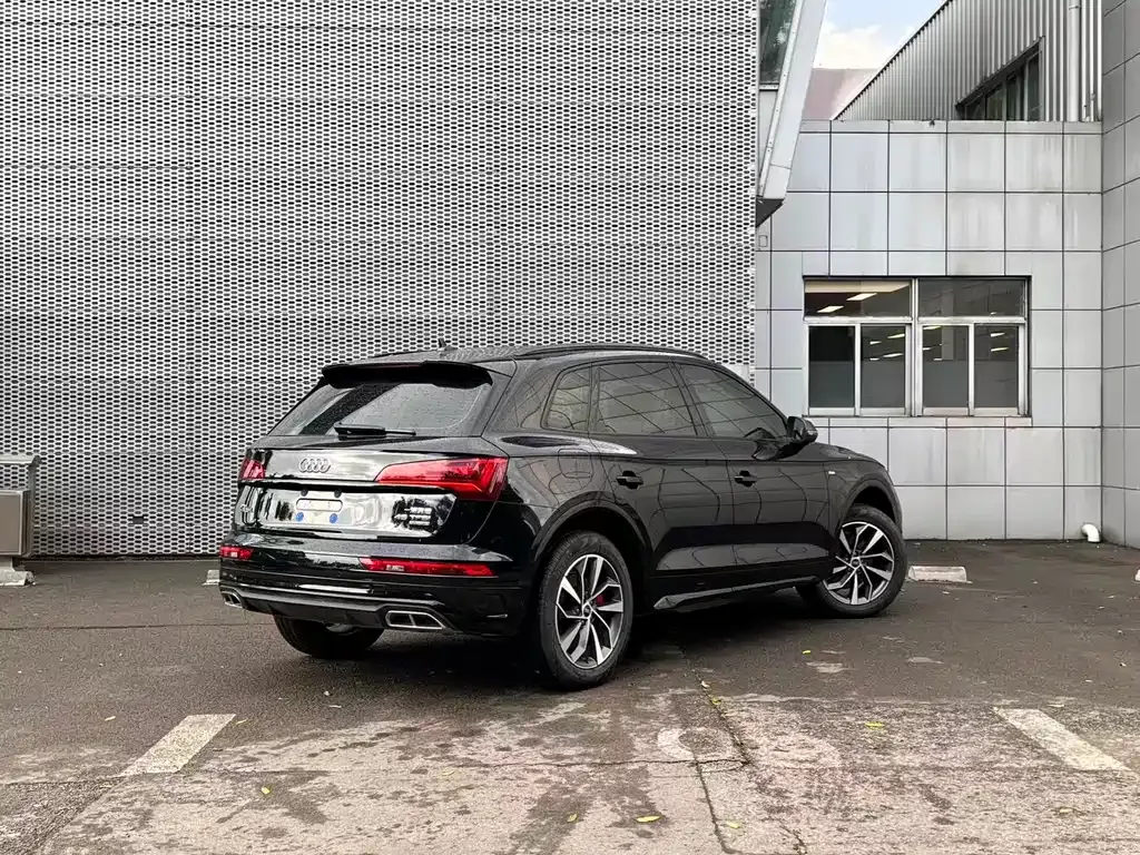 Audi Q5L — фото 6