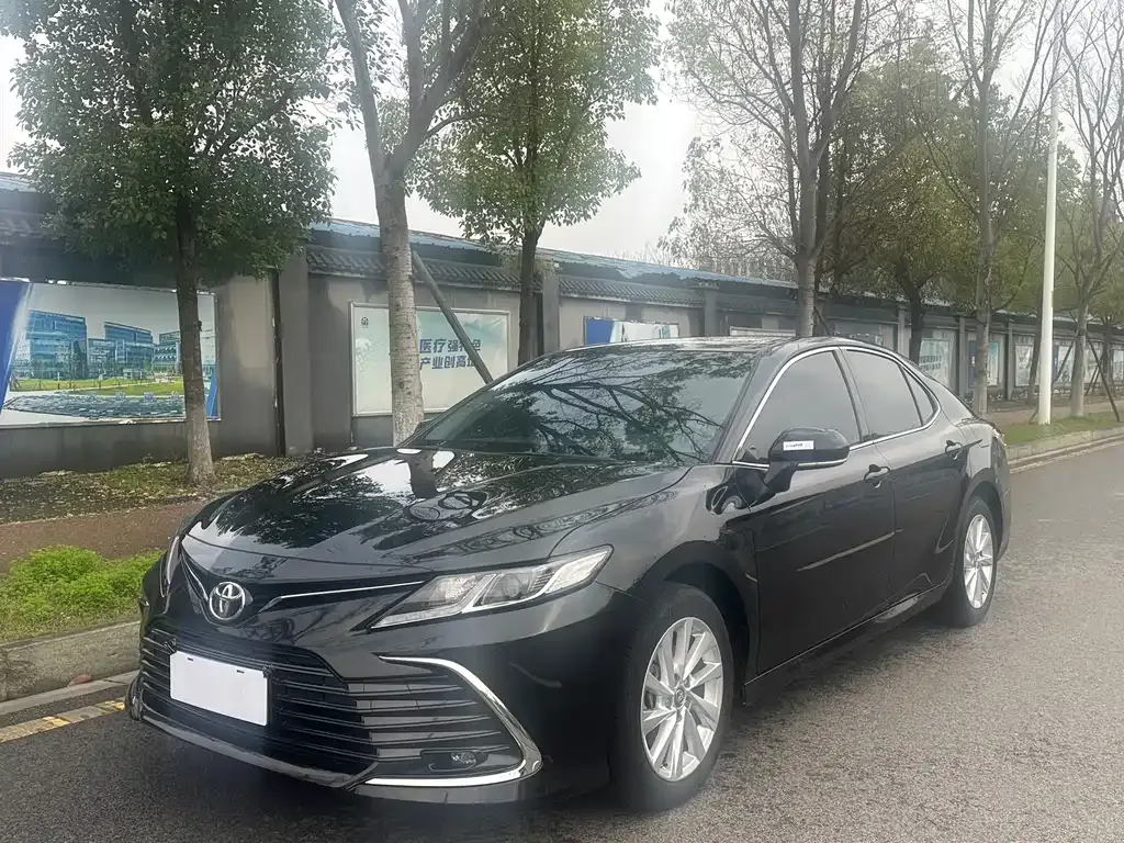 Toyota Camry — фото 1