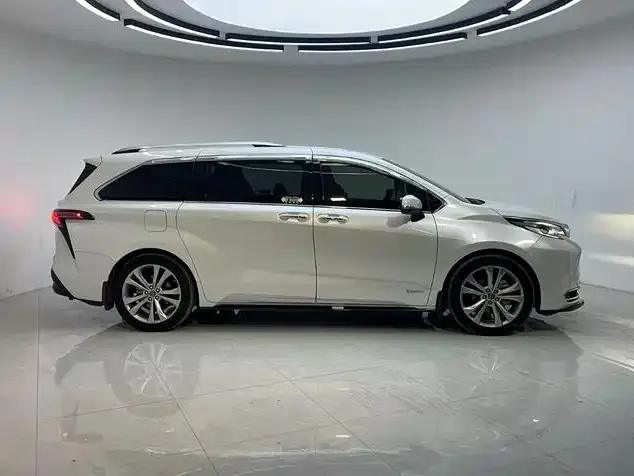 Toyota Sienna — фото 2