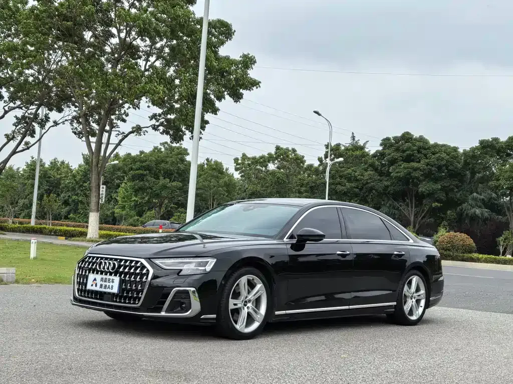 Audi A8 — фото 1