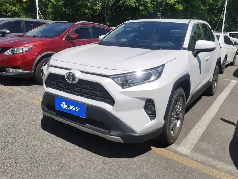 Toyota RAV4 — фото 1