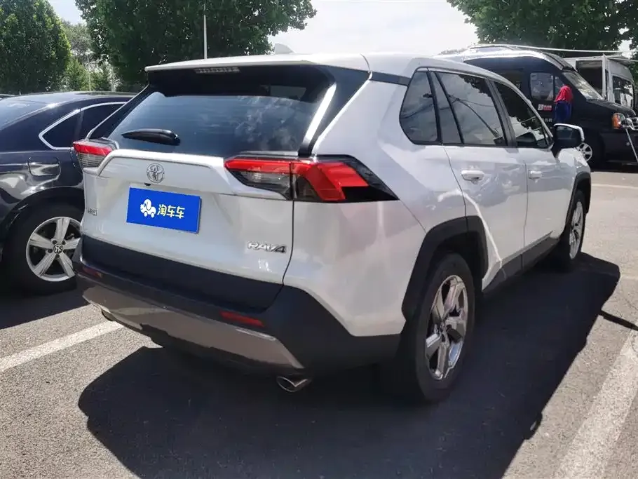 Toyota RAV4 — фото 10