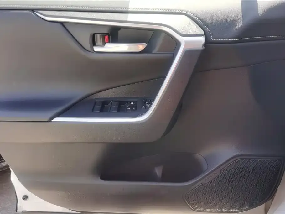 Toyota RAV4 — фото 9