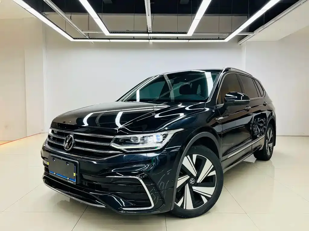 Volkswagen Tiguan L — фото 1