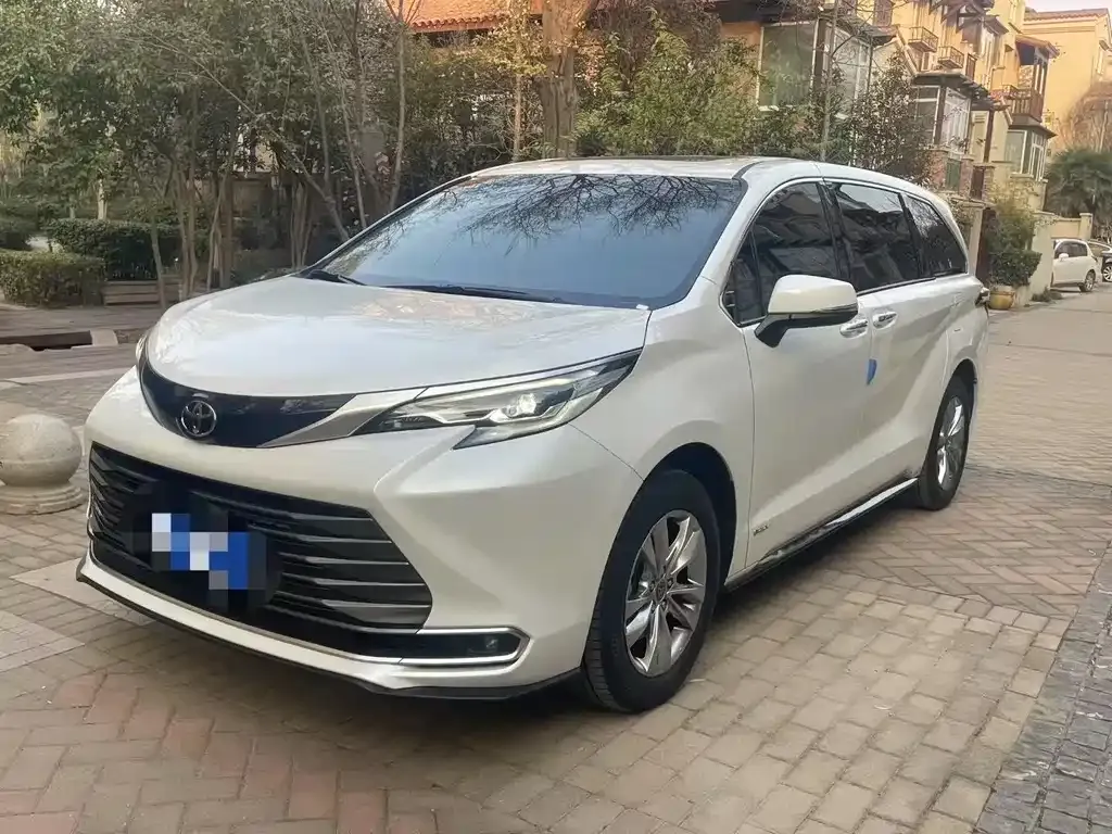 Toyota Sienna — фото 1