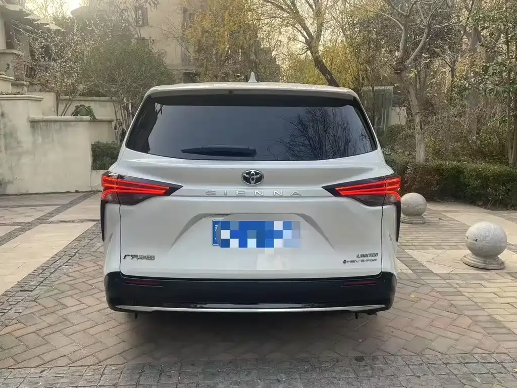 Toyota Sienna — фото 2