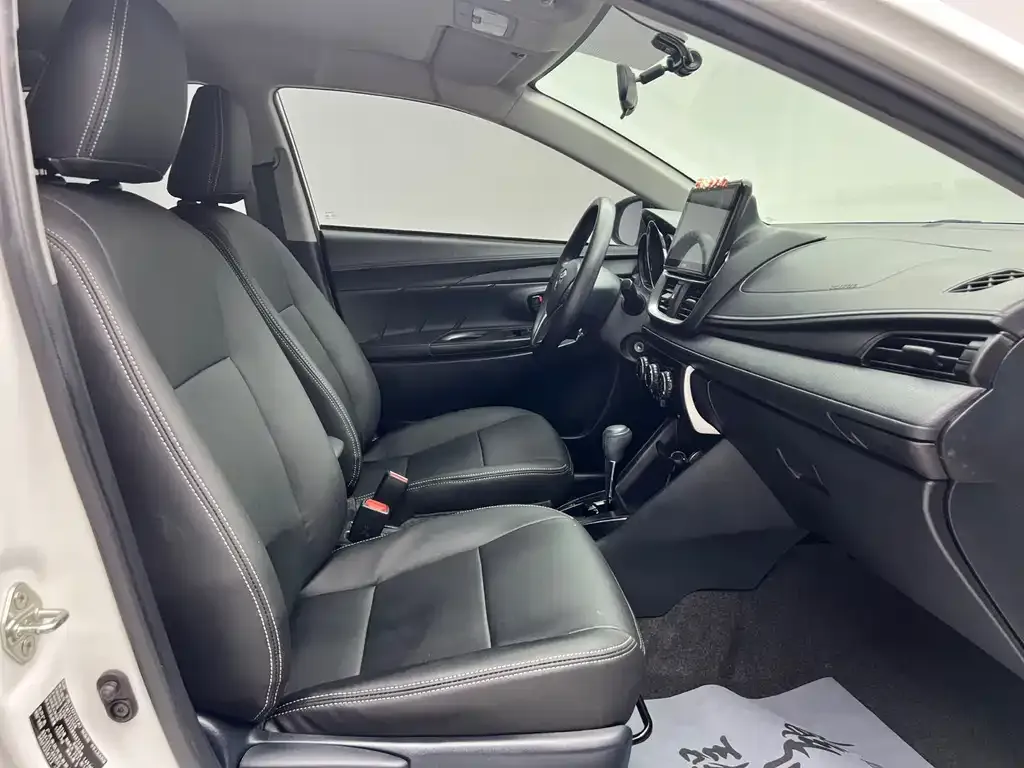 Toyota Yaris L — фото 7