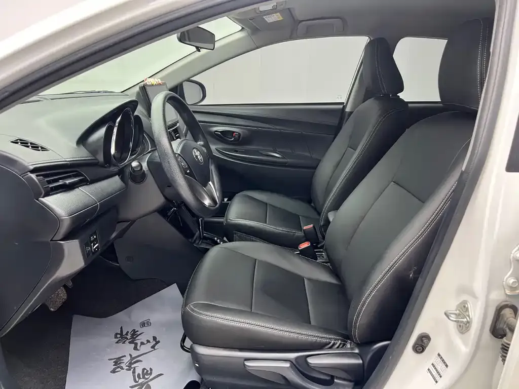 Toyota Yaris L — фото 10