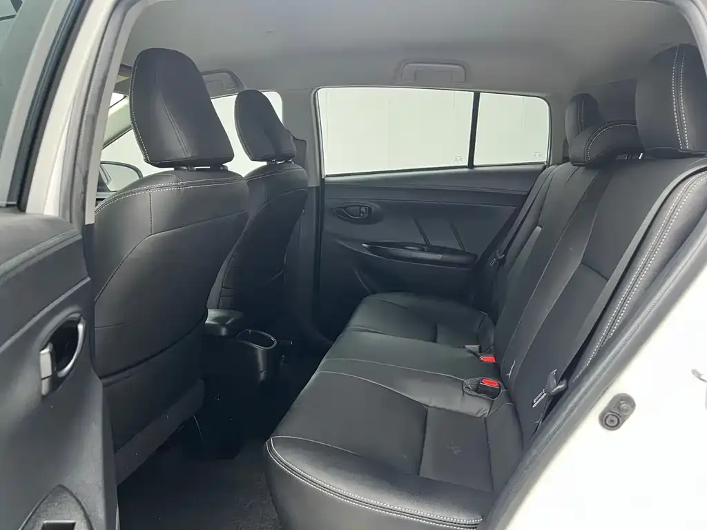 Toyota Yaris L — фото 2