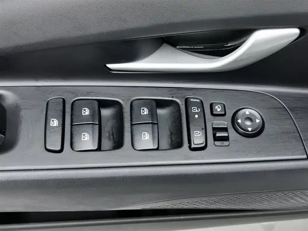 Hyundai Elantra — фото 10