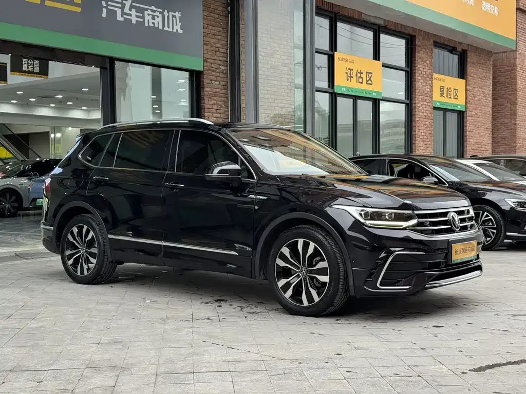 Volkswagen Tiguan L — фото 9
