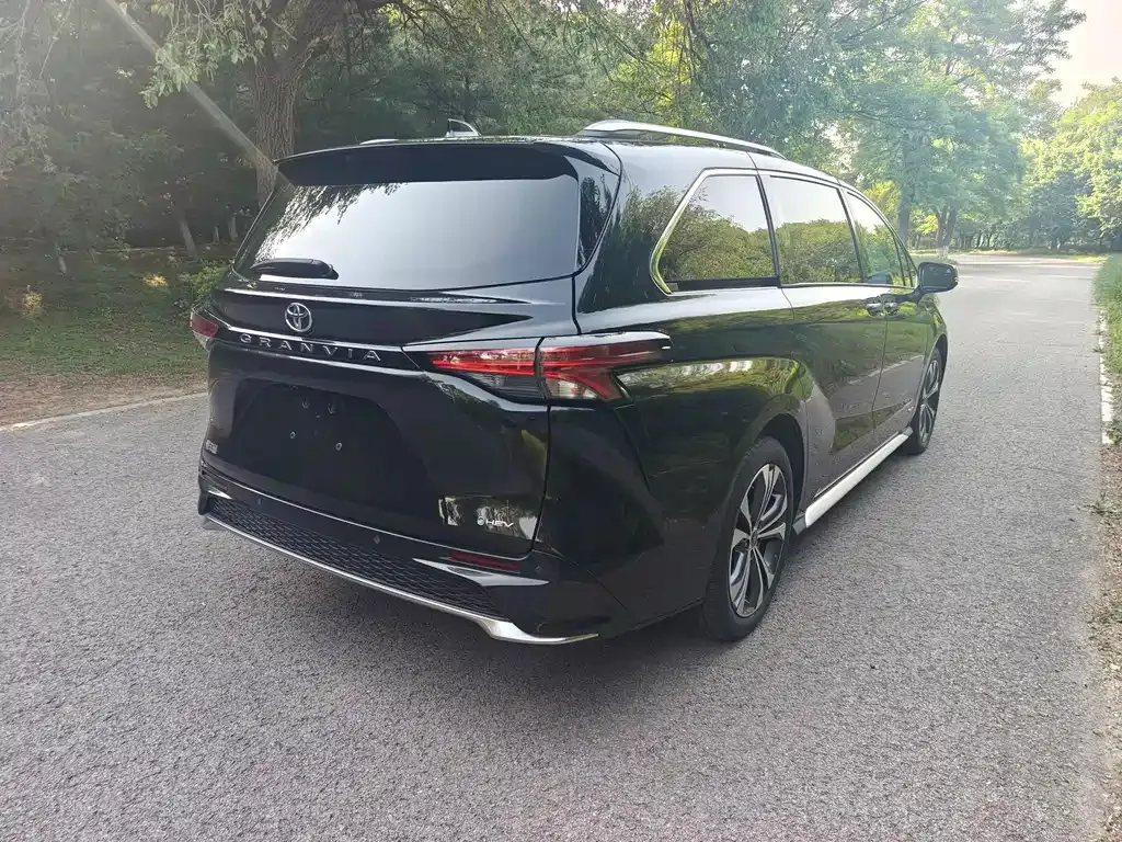 Toyota Granvia — фото 5