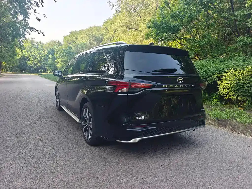 Toyota Granvia — фото 7