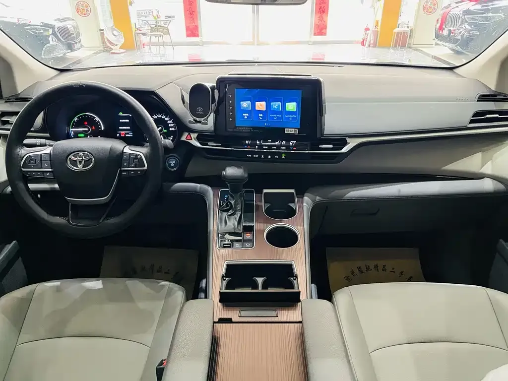 Toyota Granvia — фото 2
