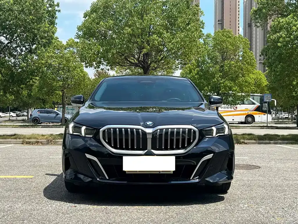 BMW 5 Series — фото 9