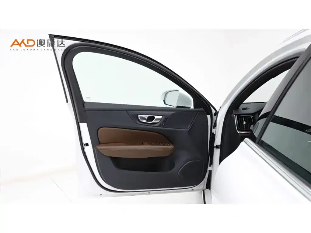 Volvo V60 2024 из CN, фото 4