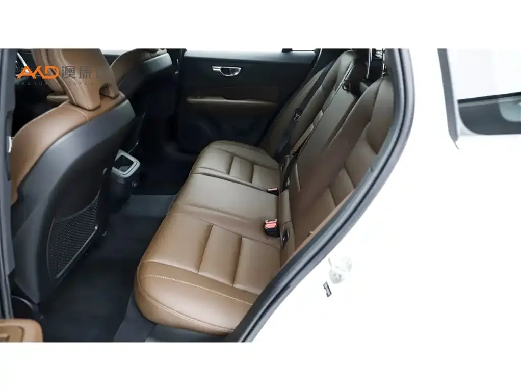 Volvo V60 2024 из CN, фото 6
